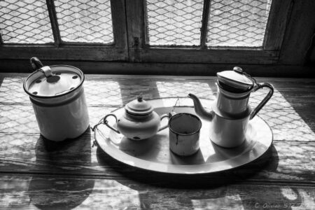 Oficina Humberstone (UNESCO) Tea set on a wooden table with sunlight streaming through a window, capturing a rustic and cozy atmo.