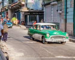 First taxis of the morning - Les premiers taxis du matin