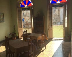 Second floor of the colonial house : a living room leading to a balcony - 2ème étage d'une maison coloniale : un salon mène au balcon