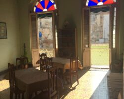 Second floor of the colonial house : a living room leading to a balcony - 2ème étage d'une maison coloniale : un salon mène au balcon