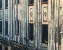 A window frame without glass - Une fenêtre sans vitre