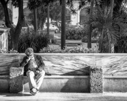 A nap on a bench in La Habana ? - Une petites sieste sur un banc dans La Havane ?