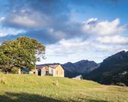 The old farm near the bay - la vieille ferme donnant sur la baie