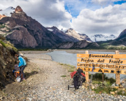 Trailhead to Hielo Patagonia through Laguna de los 14. Can you see a price on this sign ? I can't... Départ pour le Hielo Patagonico par la laguna de los 14. Vous voyez des prix affichés sur le panneau ? Moi pas...