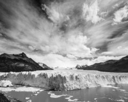 Perito Moreno, ice of 70 meters high, diving into the lake - De la glace sur 70 mètres de hauteur plongeant dans le lac.