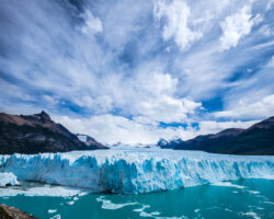 Perito Moreno, ice of 70 meters high, diving into the lake - De la glace sur 70 mètres de hauteur plongeant dans le lac.