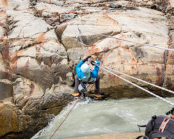 Zip line to cross the deep creek - Tyrolienne pour traverser le torrent profond.