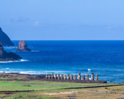 Tongariki, 15 giants turning their back to the ocean.