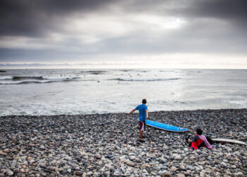 Surfing right in the city - Miraflores