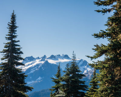 Clear and sunny day to fully enjoy the Olympic glaciers !